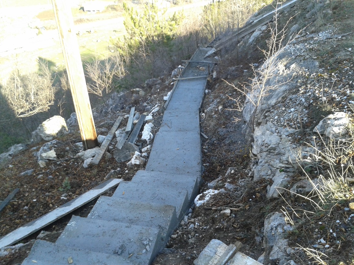 Path construction towards lisse fort 